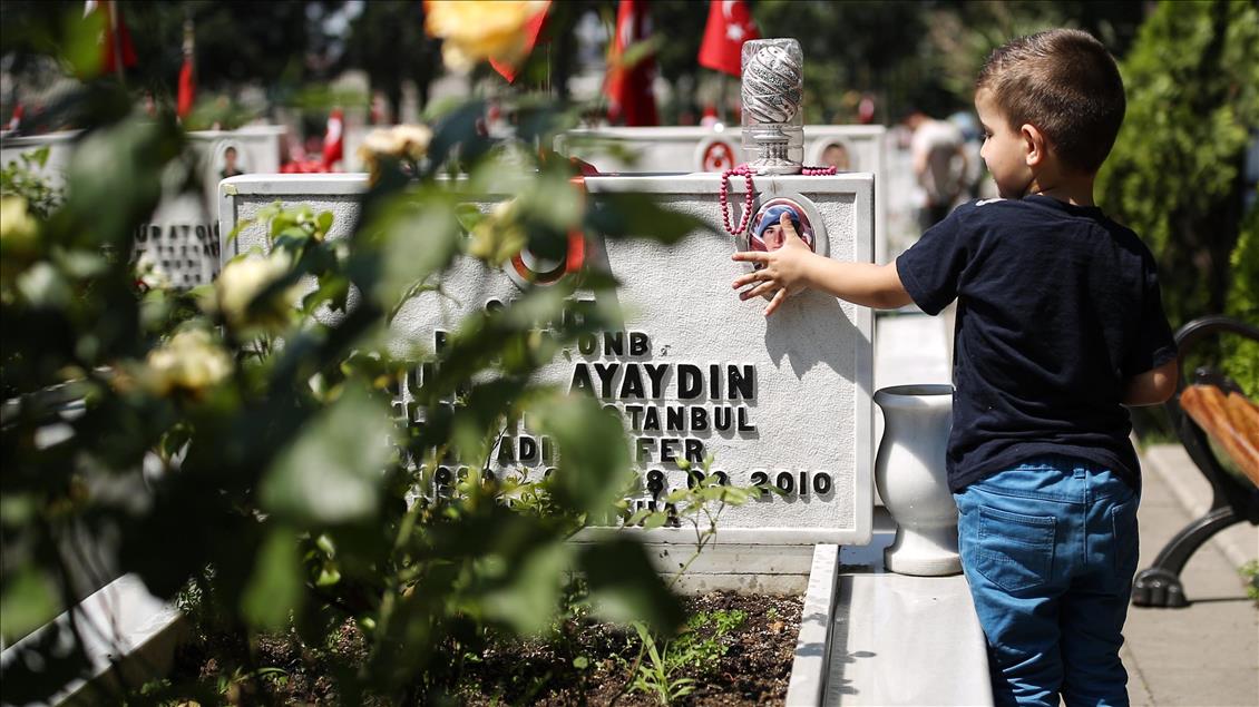 Şehitlikte bayram arifesi