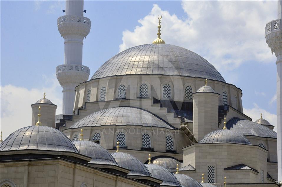 Orta Asya’nın en büyük camisi Kırgızistan’da tamamland