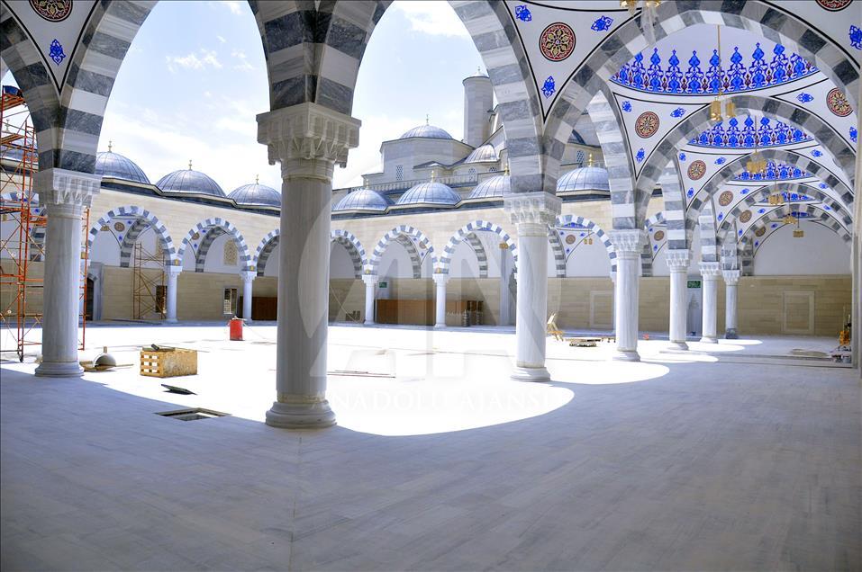 Orta Asya’nın en büyük camisi Kırgızistan’da tamamland