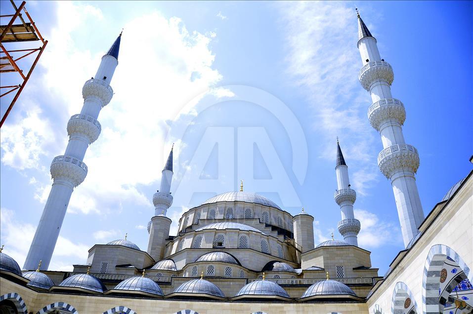Orta Asya’nın en büyük camisi Kırgızistan’da tamamland