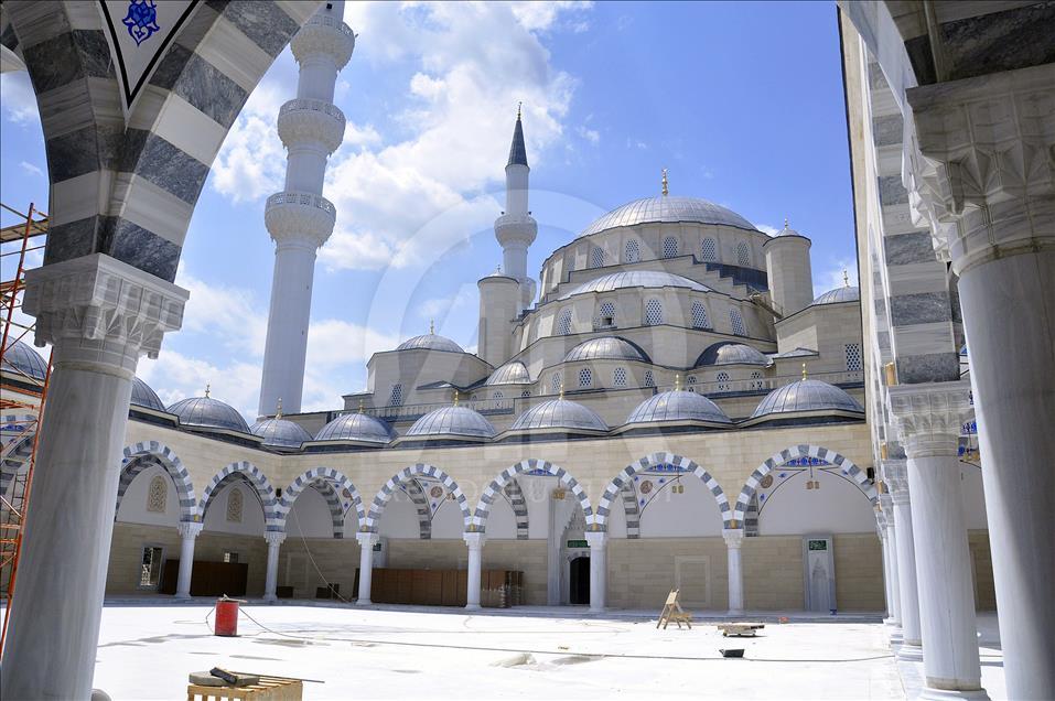 Orta Asya’nın en büyük camisi Kırgızistan’da tamamland