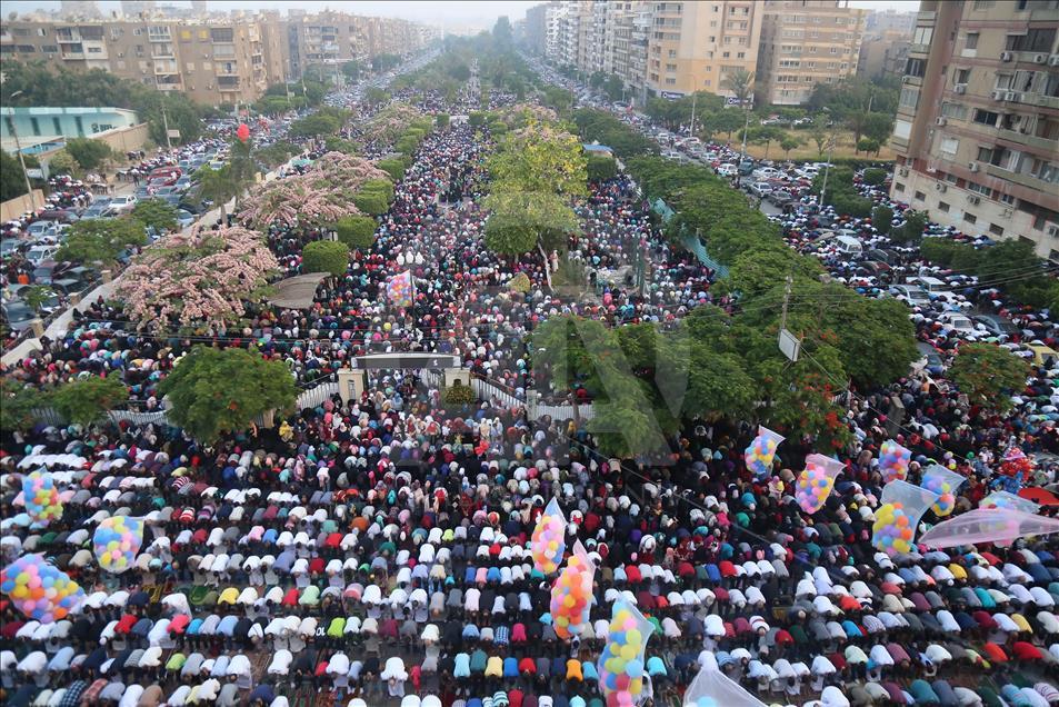 ملايين المصريين يؤدون صلاة العيد في شوارع هادئة