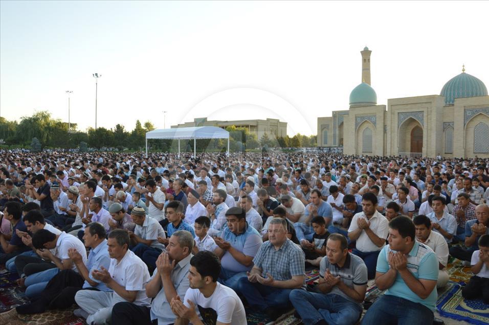 المسلمون الأوزبك يؤدون صلاة العيد
