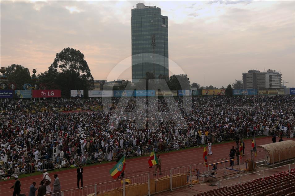 تحت المطر.. مليون مسلم يصلون العيد باستاد أديس أبابا
