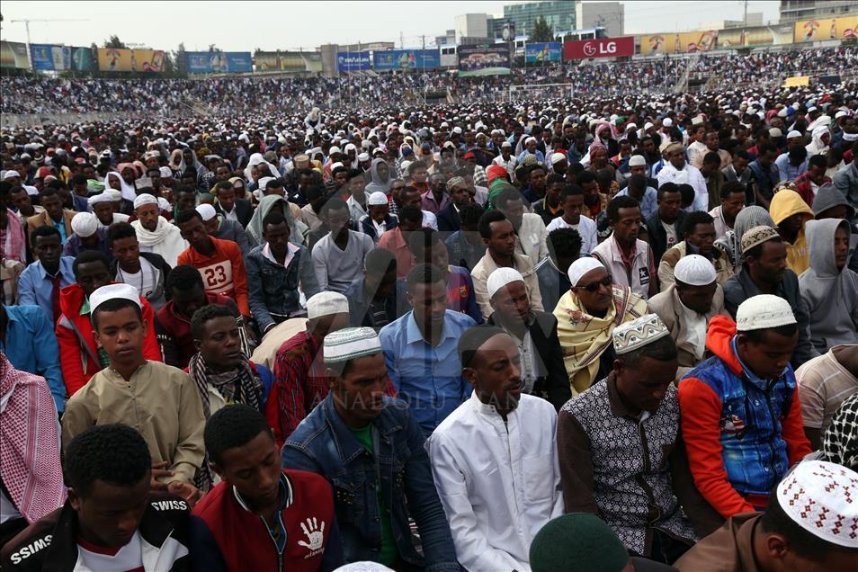 تحت المطر.. مليون مسلم يصلون العيد باستاد أديس أبابا
