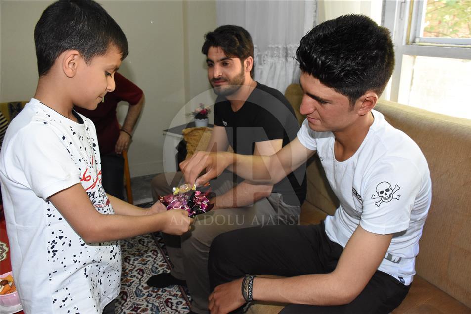 أتراك يعايدون السوريين بمنازلهم في "باطمان" التركية
