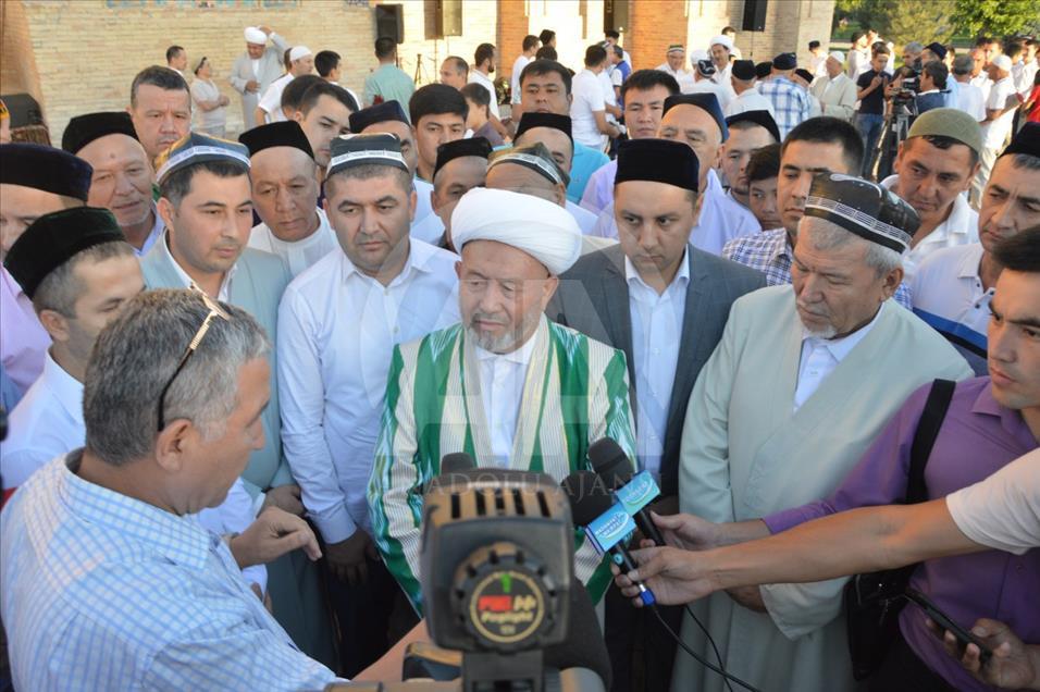 المسلمون الأوزبك يؤدون صلاة العيد
