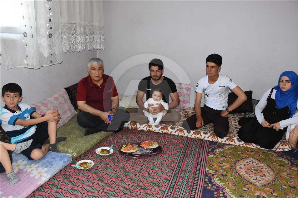 أتراك يعايدون السوريين بمنازلهم في "باطمان" التركية
