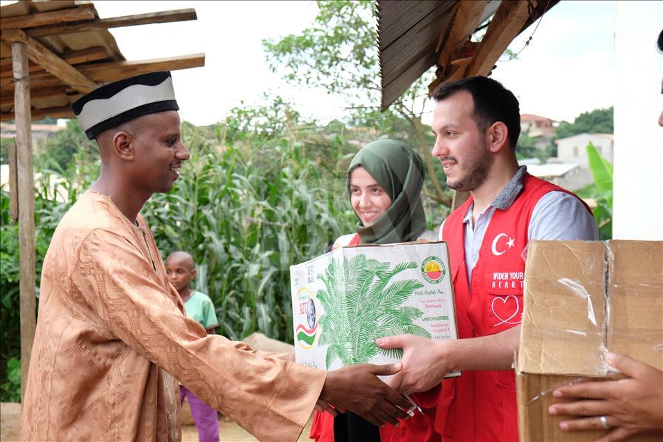 Afrika ülkesi Kamerun'a 5 Türk gencinden 60 bin TL'lik yardım