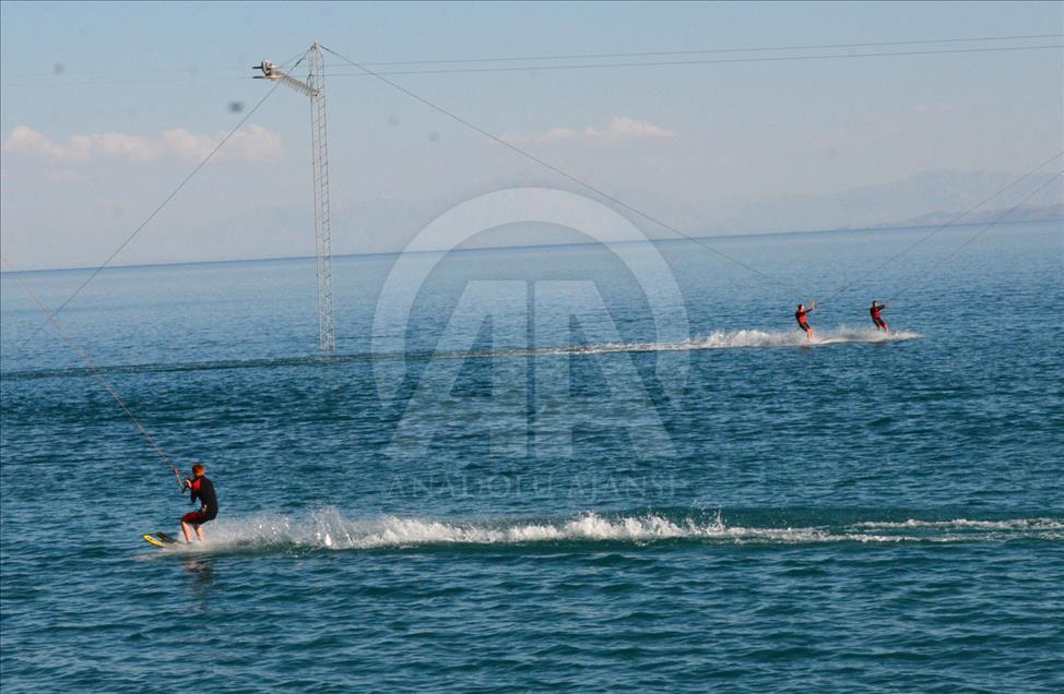 Bitlis'te "kablolu su kayağı" keyfi
