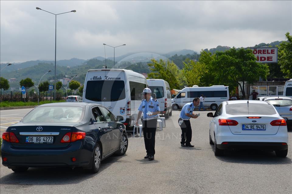 Polisten bayram yolculuğundaki sürücülere çay ikramı