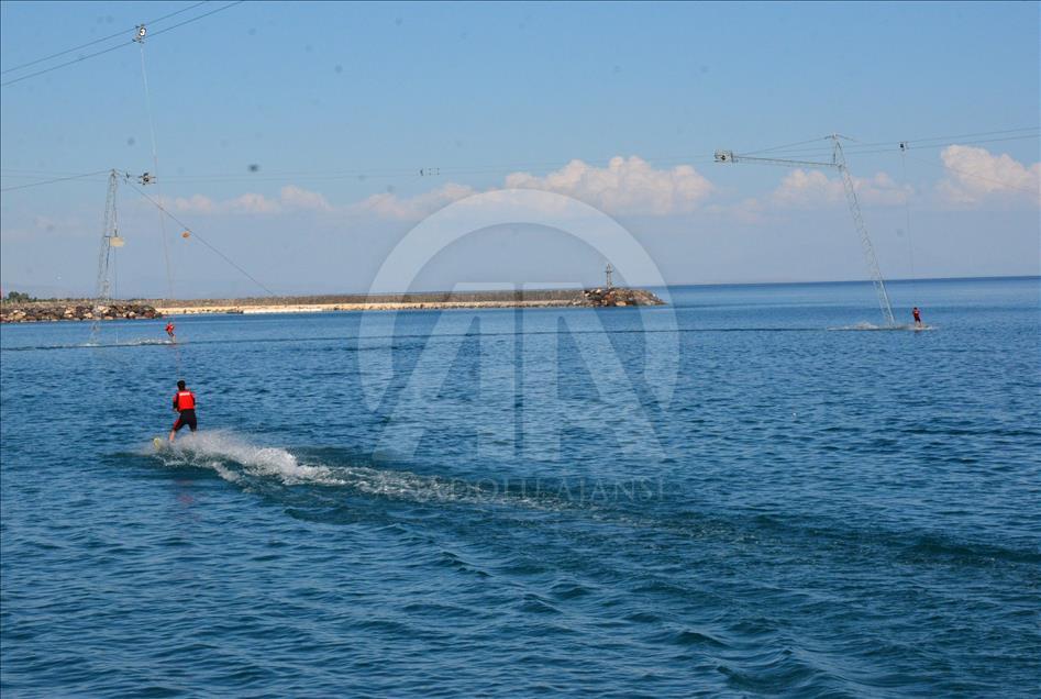 Bitlis'te "kablolu su kayağı" keyfi