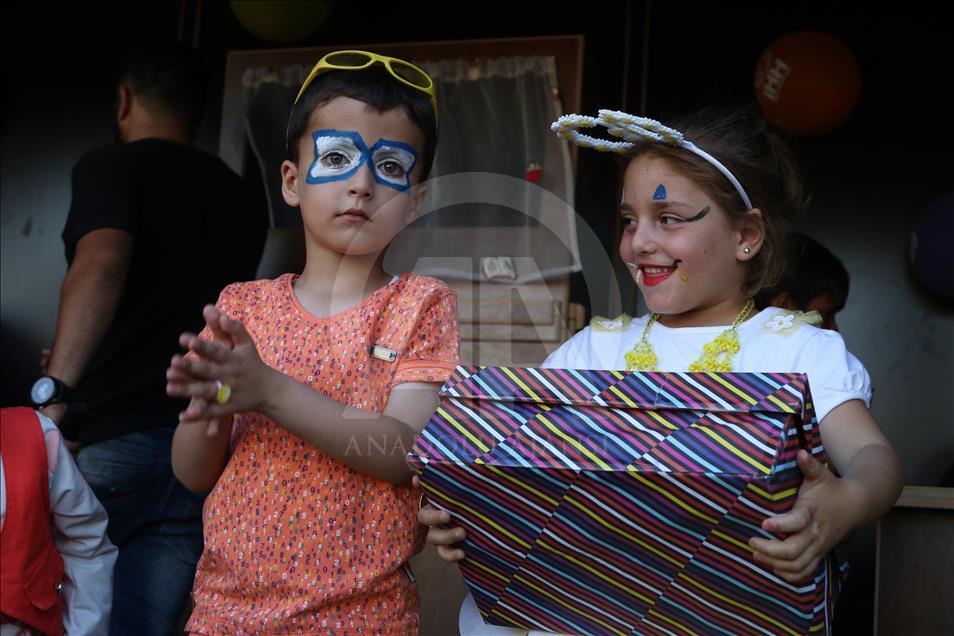 برگزاری مراسم سرگرمی برای کودکان سوری توسط بنیاد ترکیه‌ای