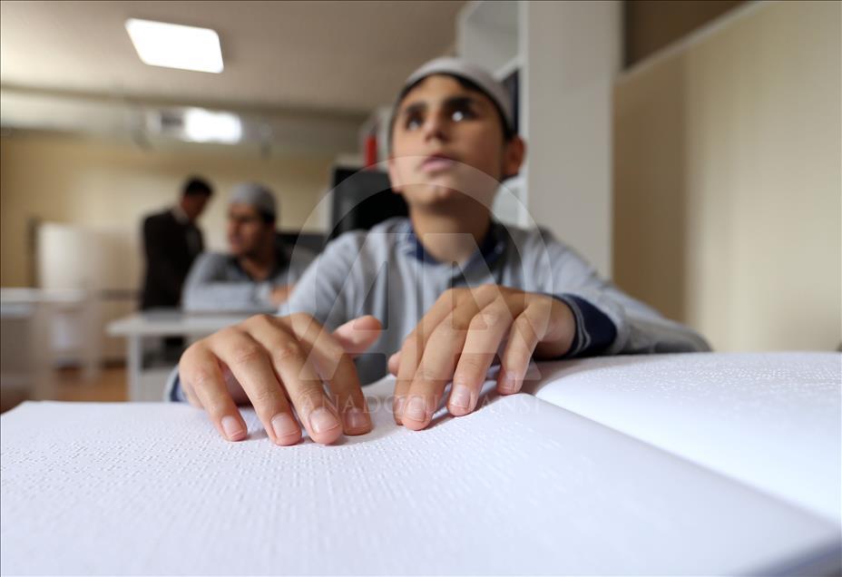 Turqi, persona me shikim të dëmtuar memorizojnë Kur'anin përmes gishtave
