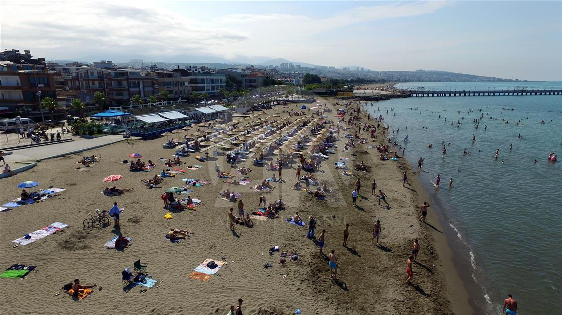 Sıcaktan bunalan vatandaşlar sahillere akın ediyor

