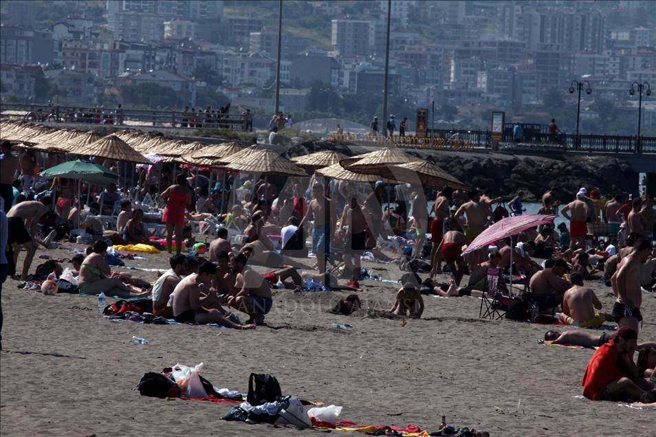 Sıcaktan bunalan vatandaşlar sahillere akın ediyor
