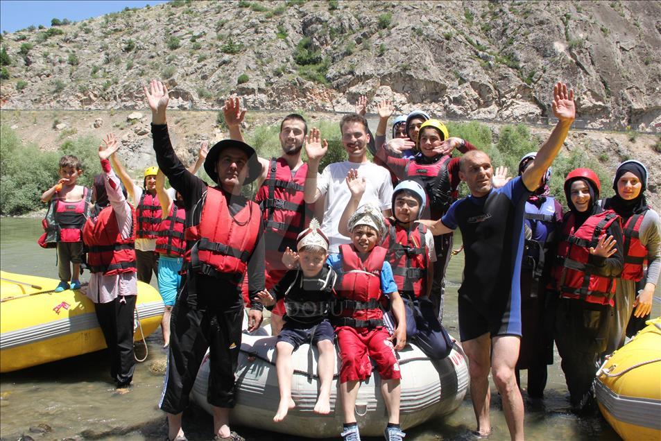 Rafting botlarıyla sünnet konvoyu yaptılar