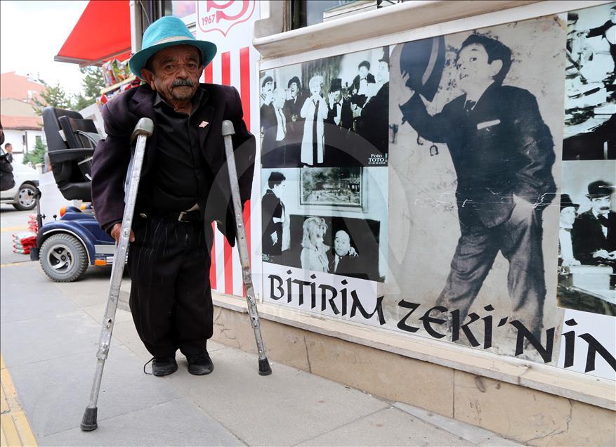 Bitirim Zeki"nin iki metrekarelik büfede geçen ömrü