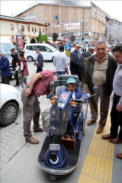 Bitirim Zeki"nin iki metrekarelik büfede geçen ömrü