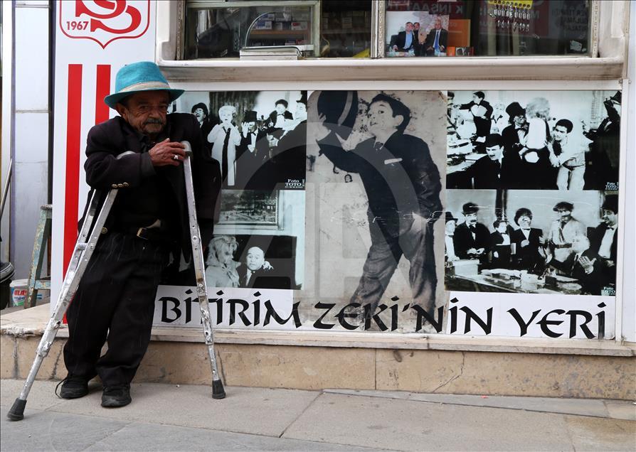 Bitirim Zeki"nin iki metrekarelik büfede geçen ömrü