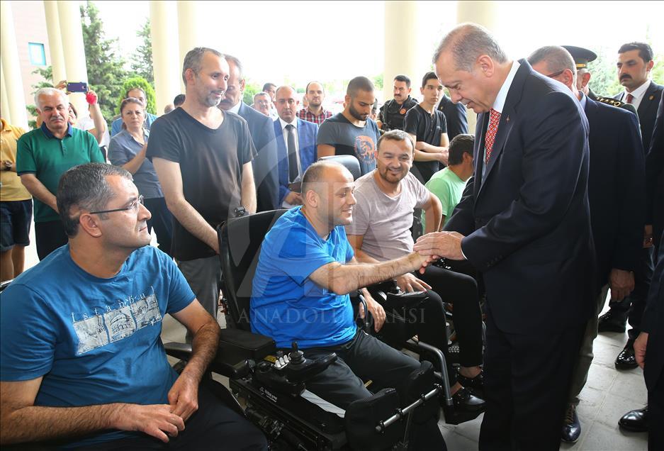 Cumhurbaşkanı Erdoğan'dan gazilere moral ziyareti