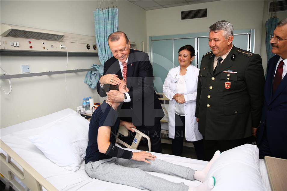 Cumhurbaşkanı Erdoğan'dan gazilere moral ziyareti