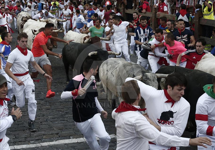 San Fermin Festivali'nde boğalarla ilk koşu yapıldı