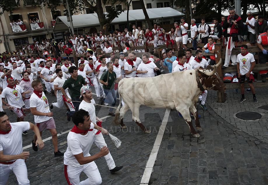 San Fermin Festivali'nde boğalarla ilk koşu yapıldı