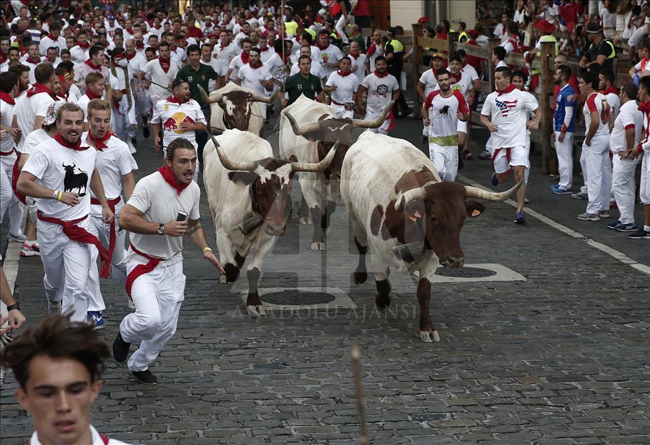 San Fermin Festivali'nde boğalarla ilk koşu yapıldı