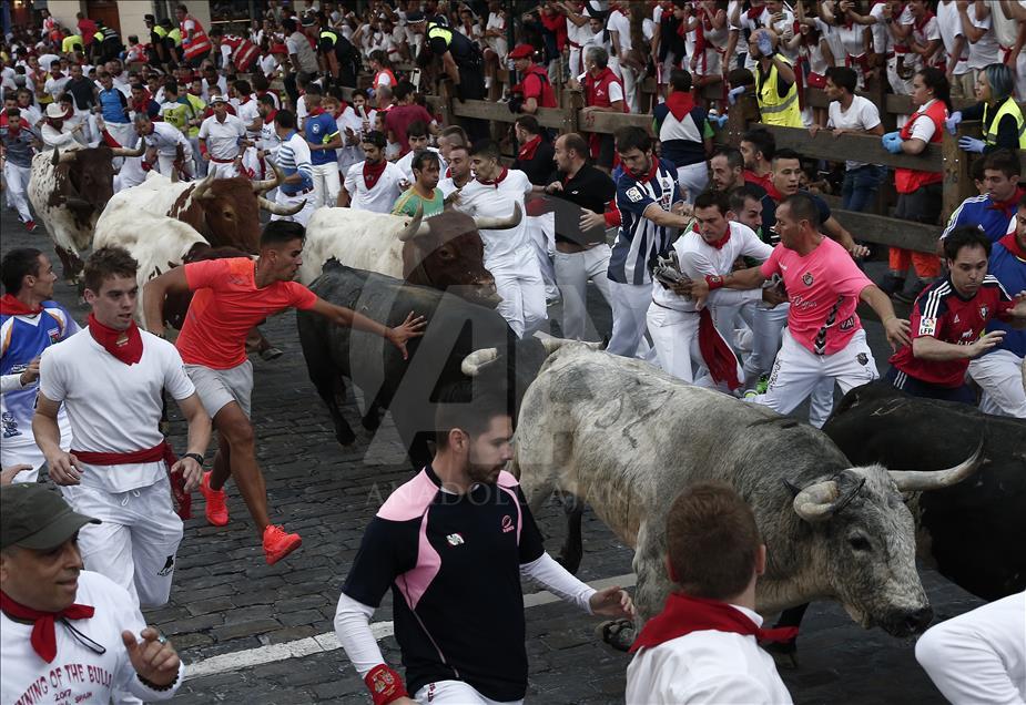 San Fermin Festivali'nde boğalarla ilk koşu yapıldı