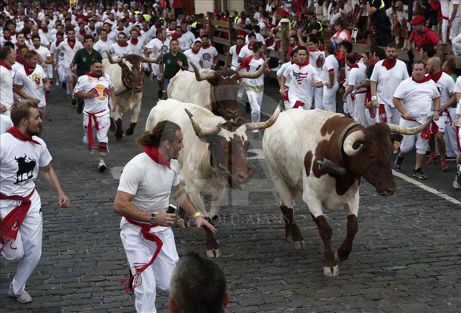 San Fermin Festivali'nde boğalarla ilk koşu yapıldı