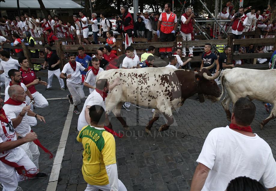 San Fermin Festivali'nde boğalarla ilk koşu yapıldı