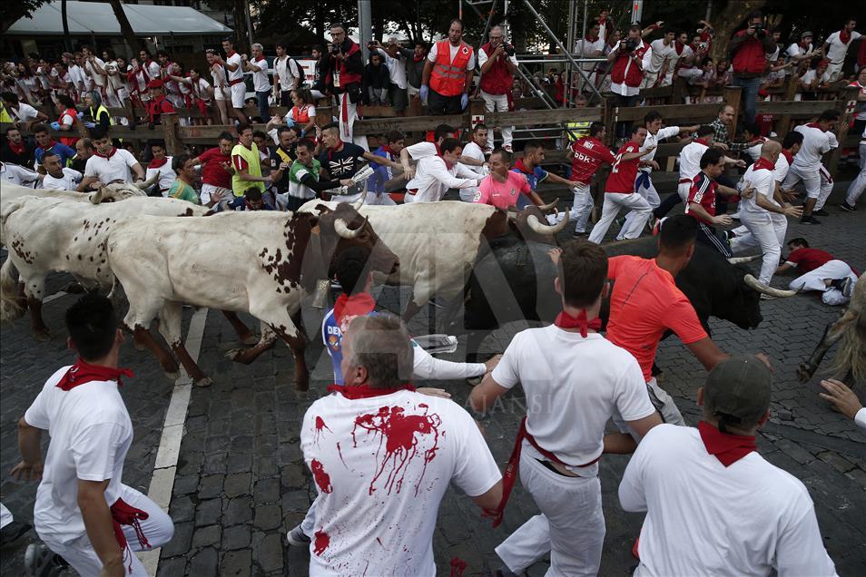 San Fermin Festivali'nde boğalarla ilk koşu yapıldı