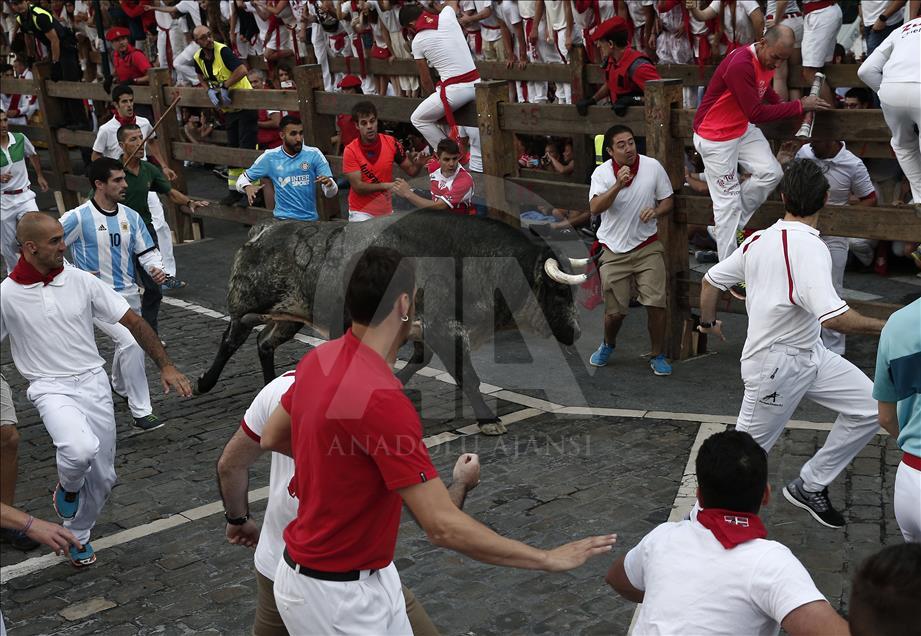 San Fermin Festivali'nde boğalarla ilk koşu yapıldı
