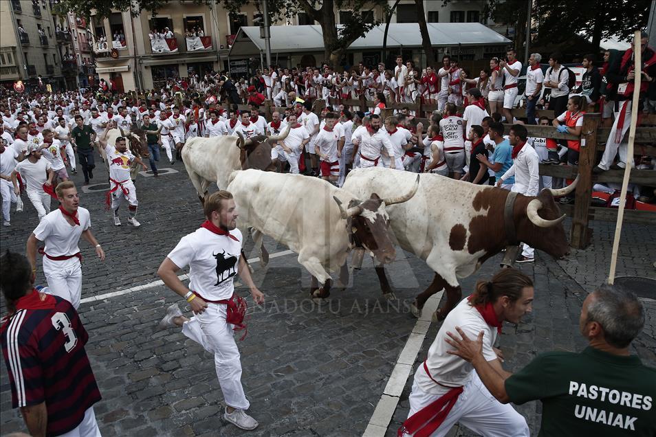San Fermin Festivali'nde boğalarla ilk koşu yapıldı