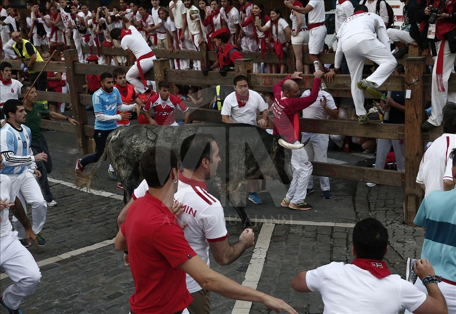 San Fermin Festivali'nde boğalarla ilk koşu yapıldı