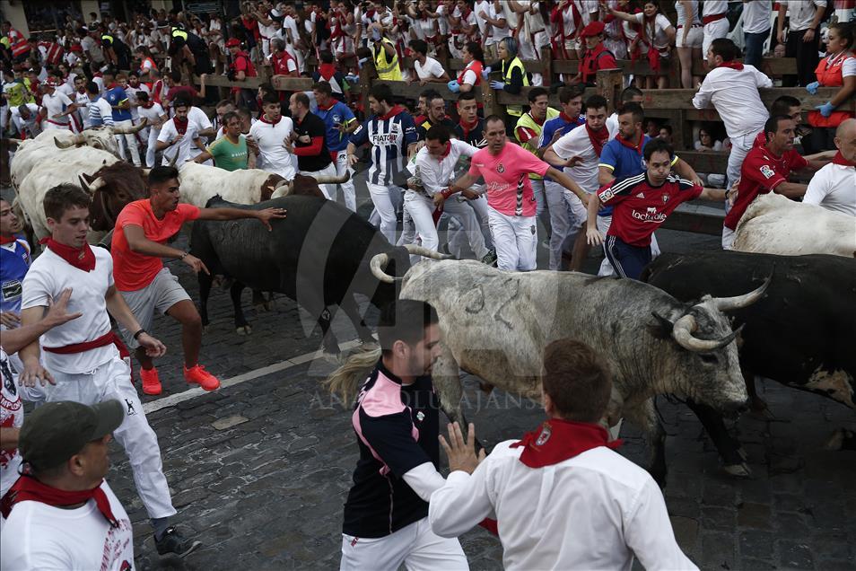 San Fermin Festivali'nde boğalarla ilk koşu yapıldı