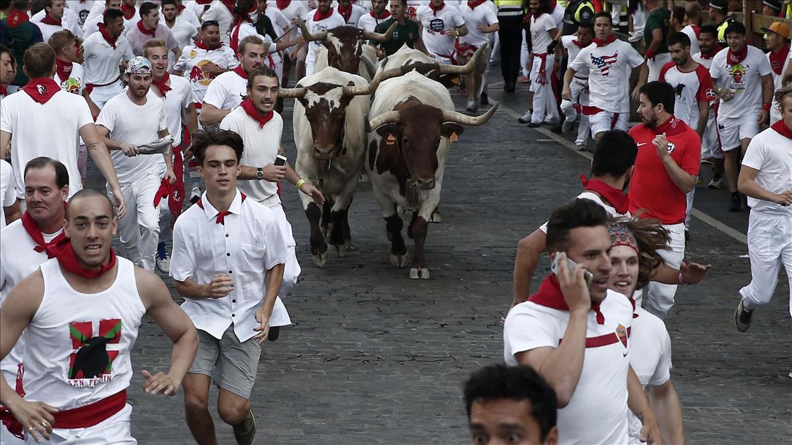 San Fermin Festivali'nde boğalarla ilk koşu yapıldı