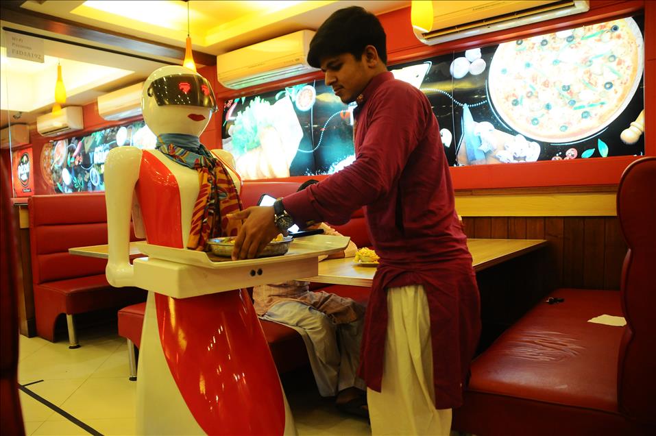Robot waitress serves customers at Multan pizzeria - Anadolu Ajansı
