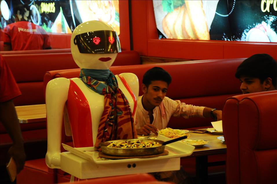 Robot waitress serves customers at Multan pizzeria - Anadolu Ajansı