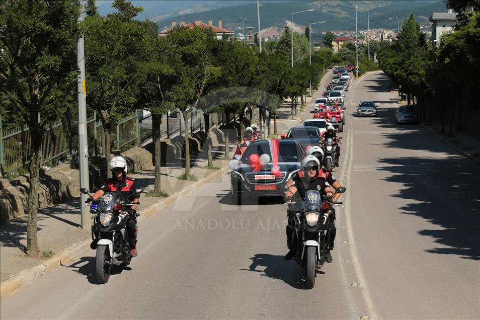 Sünnet olan şehit çocukları "kırmızı plakalı" araçla tur attı