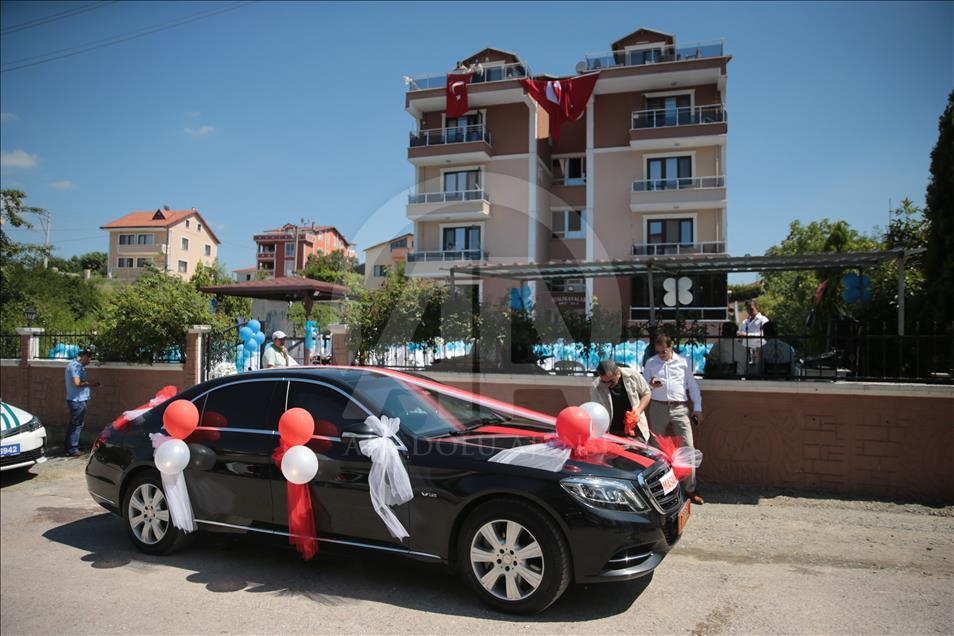 Sünnet olan şehit çocukları "kırmızı plakalı" araçla tur attı