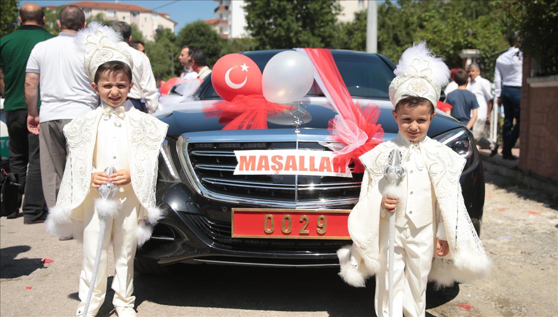 Sünnet olan şehit çocukları "kırmızı plakalı" araçla tur attı