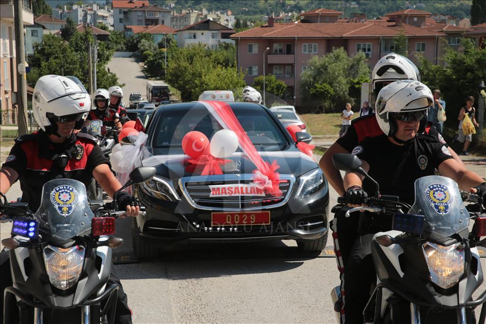 Sünnet olan şehit çocukları "kırmızı plakalı" araçla tur attı