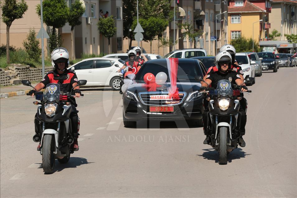 Sünnet olan şehit çocukları "kırmızı plakalı" araçla tur attı