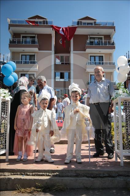 Sünnet olan şehit çocukları "kırmızı plakalı" araçla tur attı