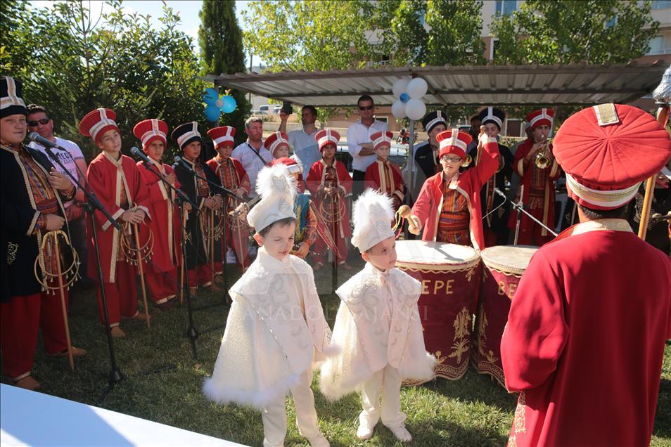 Sünnet olan şehit çocukları "kırmızı plakalı" araçla tur attı