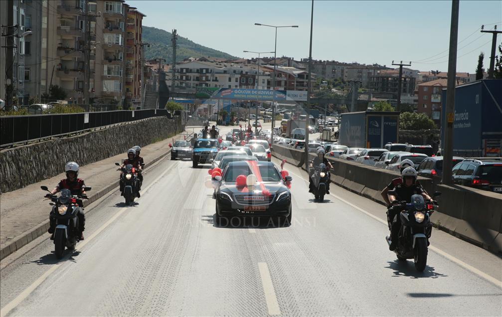 Sünnet olan şehit çocukları "kırmızı plakalı" araçla tur attı