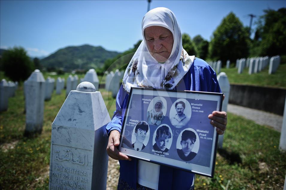 Srebrenitsa soykırımı kurban yakınlarının ortak söylemi: Elimde fotoğrafından başka hiçbir şey kalmadı