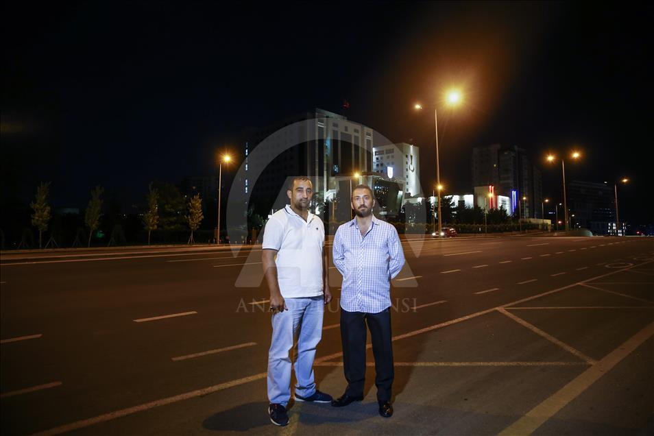 Darbe girişiminden bir yıl sonra yaralandıkları yerdeler